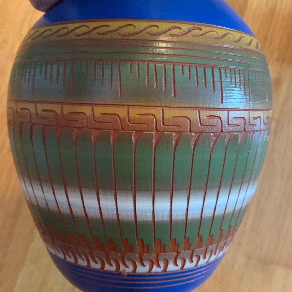 Navajo signed A. Doe 6” tall vase in like new condition vintage 80’s? - Picture 6 of 6